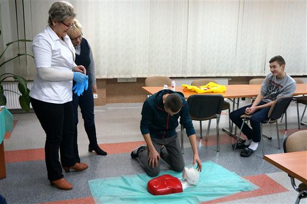 Pierwsza pomoc przedmedyczna – pokaz i ćwiczenia na fantomie.