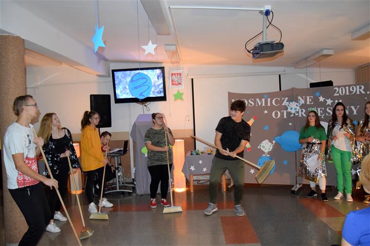 „KOSMICZNE OTRZĘSINY”