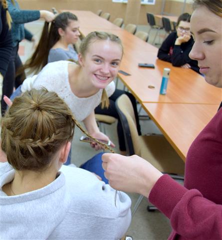 Pomysł na długie włosy – techniki zaplatania